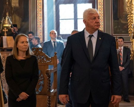 Дани Каназирева взима ключовете за Областна управа от Здравко Димитров