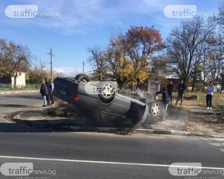 Кола се обърна по таван край Карлово