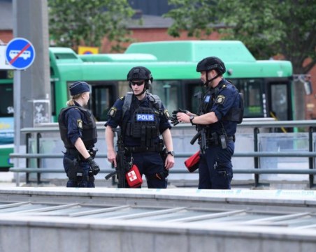 Откриха стрелба по пицария в Швеция, 15-годишна загина