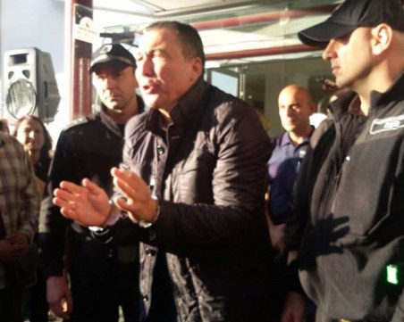 Отведоха кмета на Несебър отново в ареста! Той: Скоро ще се върнем