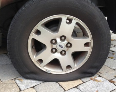 Пет автомобила осъмнаха със спукани гуми в Пловдив