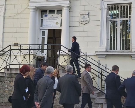 С аплодисменти и пита посрещнаха кмета на пловдивския район 