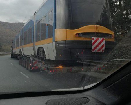 Трамвай се понесе по магистрала 