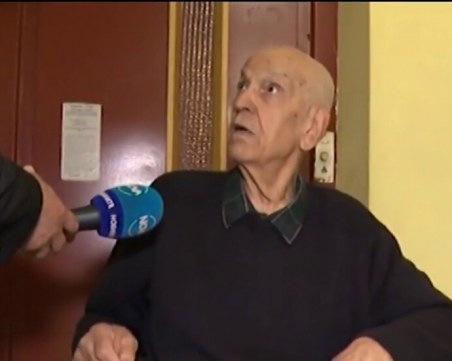 Възрастен мъж стои 