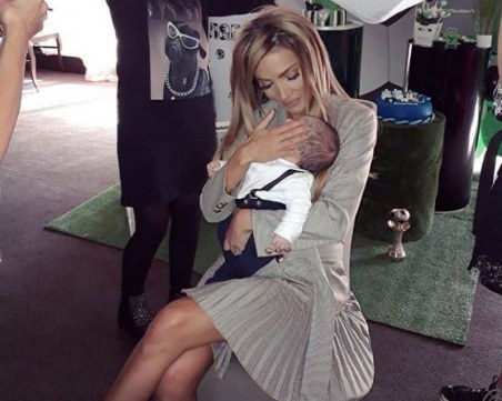 Златка Райкова показа малкия Благой, направи му погача