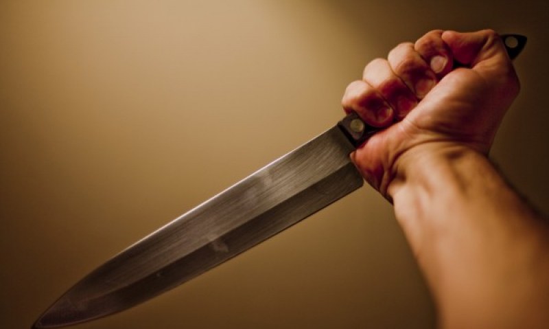 Мъж намушка жена с кухненски нож в Плевенско