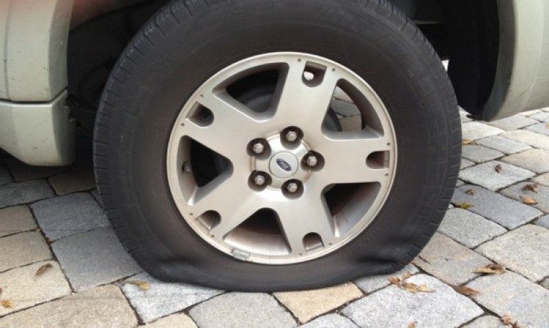 Пет автомобила осъмнаха със спукани гуми в Пловдив