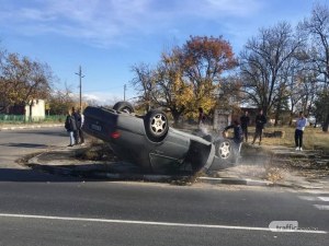 Кола се обърна по таван край Карлово