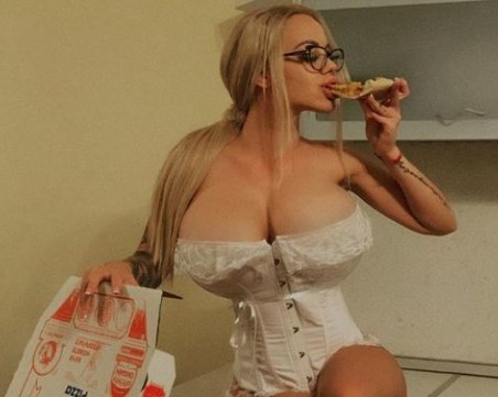 Кристин Каменова показа най-големите гърди в България с вулгарни снимки