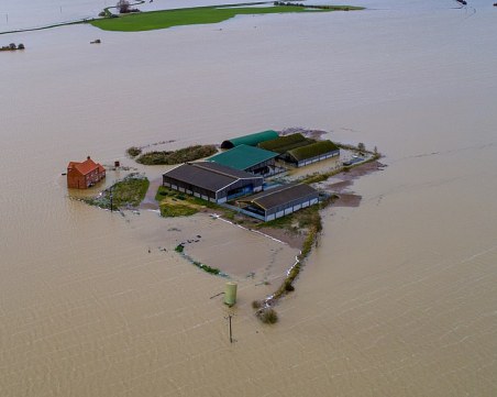 Пороите откъснаха от света ферма в Англия