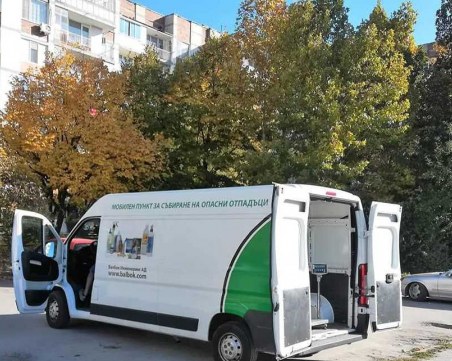 Столичани хвърлят стари лекарства, химикали и препарати в мобилен пункт в 