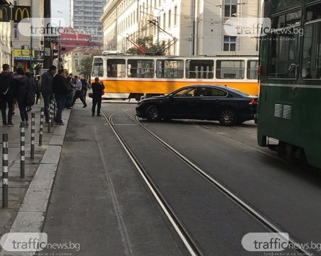 Трамвай излезе от релсите, блъсна жена