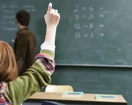 Учителските заплати скачат с близо 20 процента