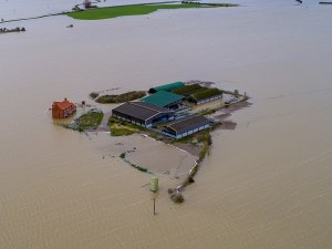 Пороите откъснаха от света ферма в Англия