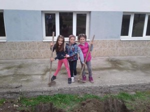 Зелена инициатива завладя Брестовица, жителите засадиха над 100 дръвчета
