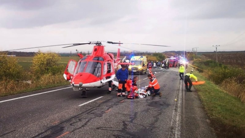 13 загинали след тежка катастрофа между автобус и камион в Словакия