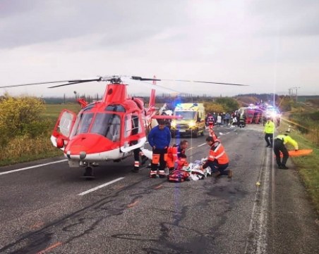 13 загинали след тежка катастрофа между автобус и камион в Словакия