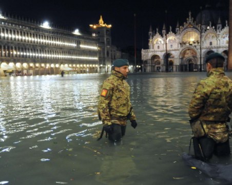 85% от Венеция е наводнена, водата е почти два метра