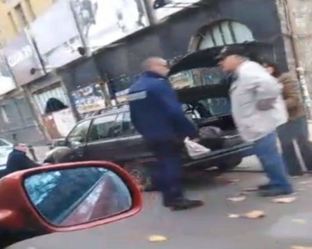 Полицаи за пример! Смениха спуканата гума на възрастен шофьор