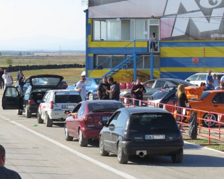 Рали пилоти и уникални ретро автомобили в Рено феста на писта 