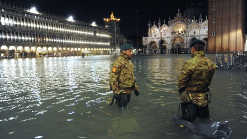 85% от Венеция е наводнена, водата е почти два метра