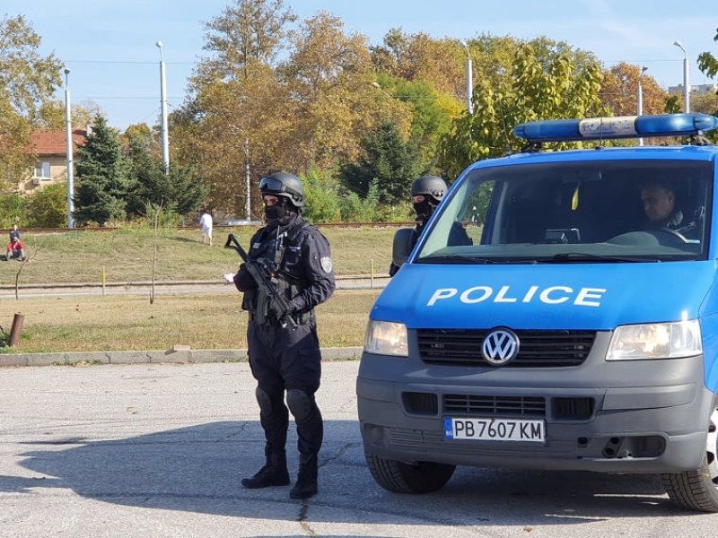 Полиция блокира квартал в Бургас, 8 души са арестувани