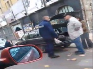 Полицаи за пример! Смениха спуканата гума на възрастен шофьор