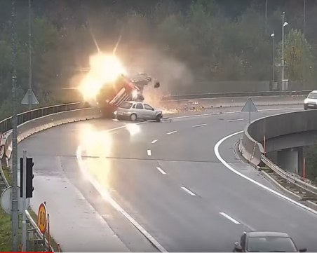 Кола блъсна цистерна, прати я в пропаст в Любляна ВИДЕО