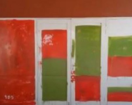 Ученици откраднаха боя, намазаха вратата на училищния си салон