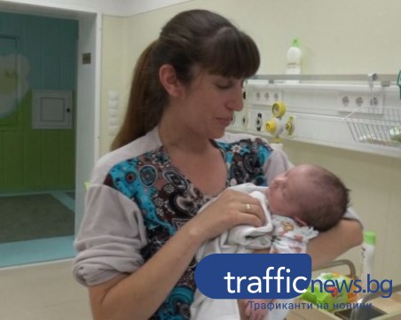 Вярвайте в Бог и в лекарите, чудесата се случват, убедена е Деси, която се прибира у дома с малката си дъщеричка