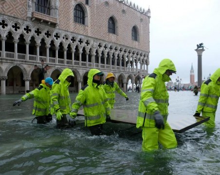 Водата започва да се отдръпва от Венеция, жертвите на наводнението вече са две