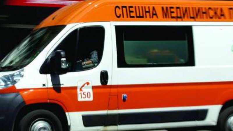 Тежка катастрофа край Ловеч! Мъж загина, пожарникари режат автомобила