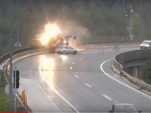 Кола блъсна цистерна, прати я в пропаст в Любляна ВИДЕО