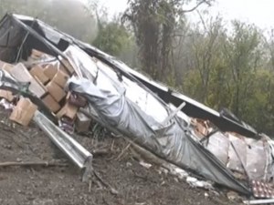 Три тежки катастрофи по пътя за Дунав мост 2, тир е паднал в пропаст