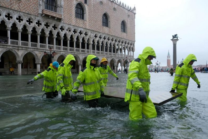 Водата започва да се отдръпва от Венеция, жертвите на наводнението вече са две