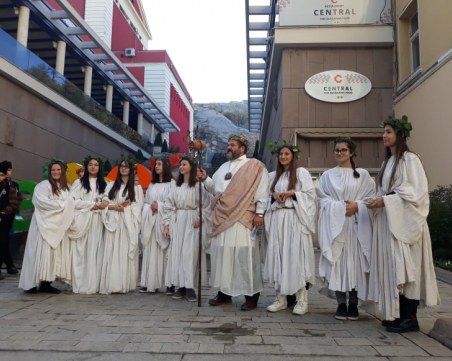 Бог Дионис поведе шествие по Главната улица на Пловдив