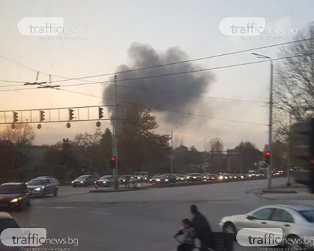 Черен дим застели Пловдив! Пак ли горят гуми в махалата?