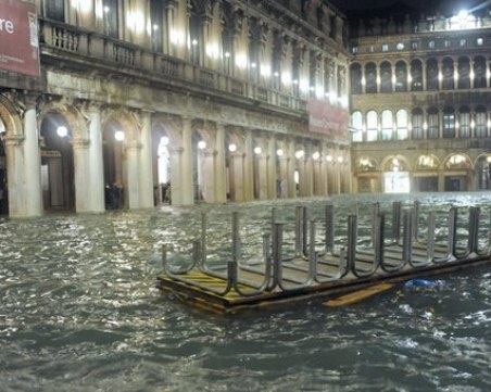 Италия продължава да бедства: Нова вълна застрашава Венеция, торнадо връхлетя Тоскана
