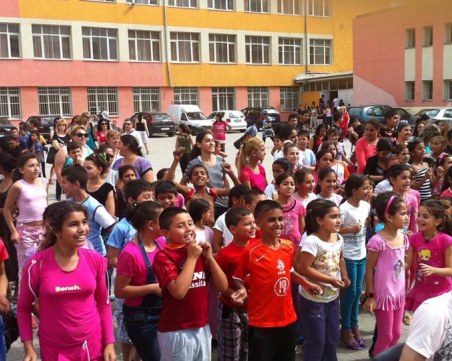 Издирват директорката на школо в Столипиново, за да я уволнят – тя вади болничен след болничен