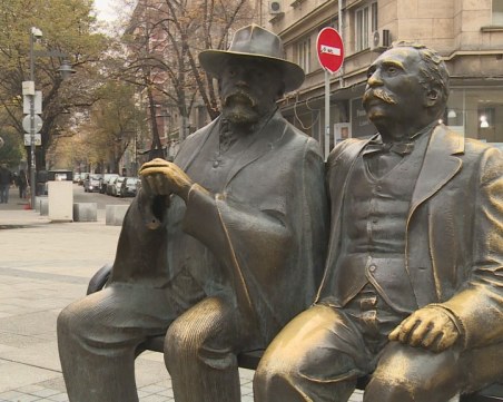 Нагли апаши оставиха Пенчо Славейков без бастун на пъпа на София