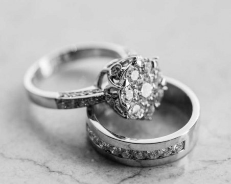 Парамедичка отряза пръст на починала жена заради диамант