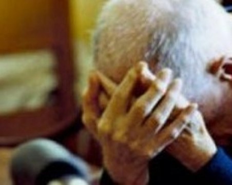 Пловдивско семейство държи болен дядо три дни под ключ без вода и храна