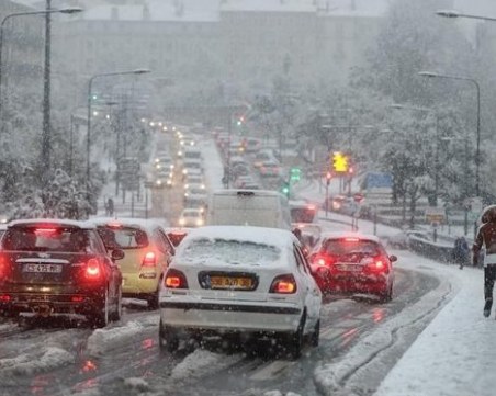 Сняг и поледици сковаха Югоизточна Франция