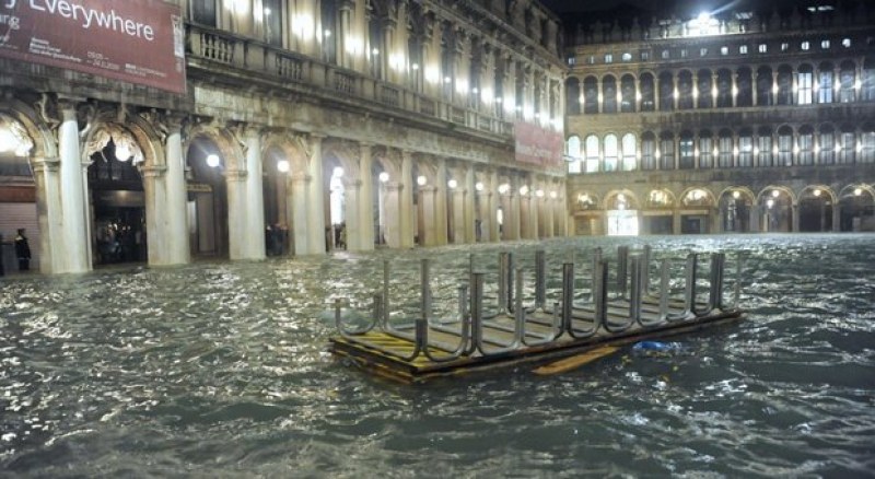 Италия продължава да бедства: Нова вълна застрашава Венеция, торнадо връхлетя Тоскана