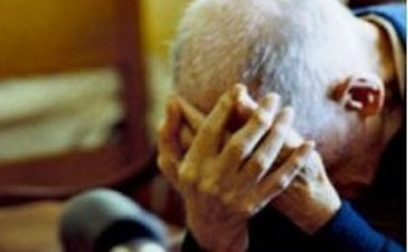 Пловдивско семейство държи болен дядо три дни под ключ без вода и храна
