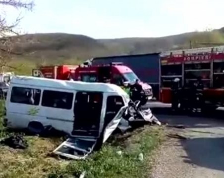 Микробус с хора падна от мост край Петолъчката след сблъсък с кон