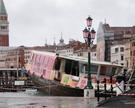 Потоп във Венеция само минути след отхвърлянето на план за борба с промените в климата