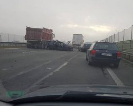 Жена е пострадала в тежкия сблъсък между камион и две коли в София