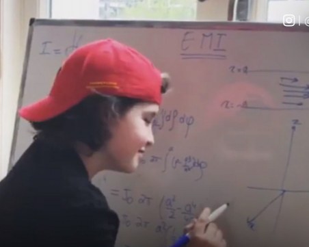 9-годишно момче получава диплома по 