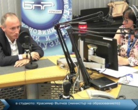 Министър Вълчев: Никога в училище не е имало толкова много деца на необразовани родители